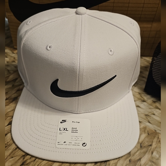 Nike Talla L/XL Sportswear Pro Swoosh BLACK El Snapback Hat WHITE FV5522-01 - Picture 1 of 7